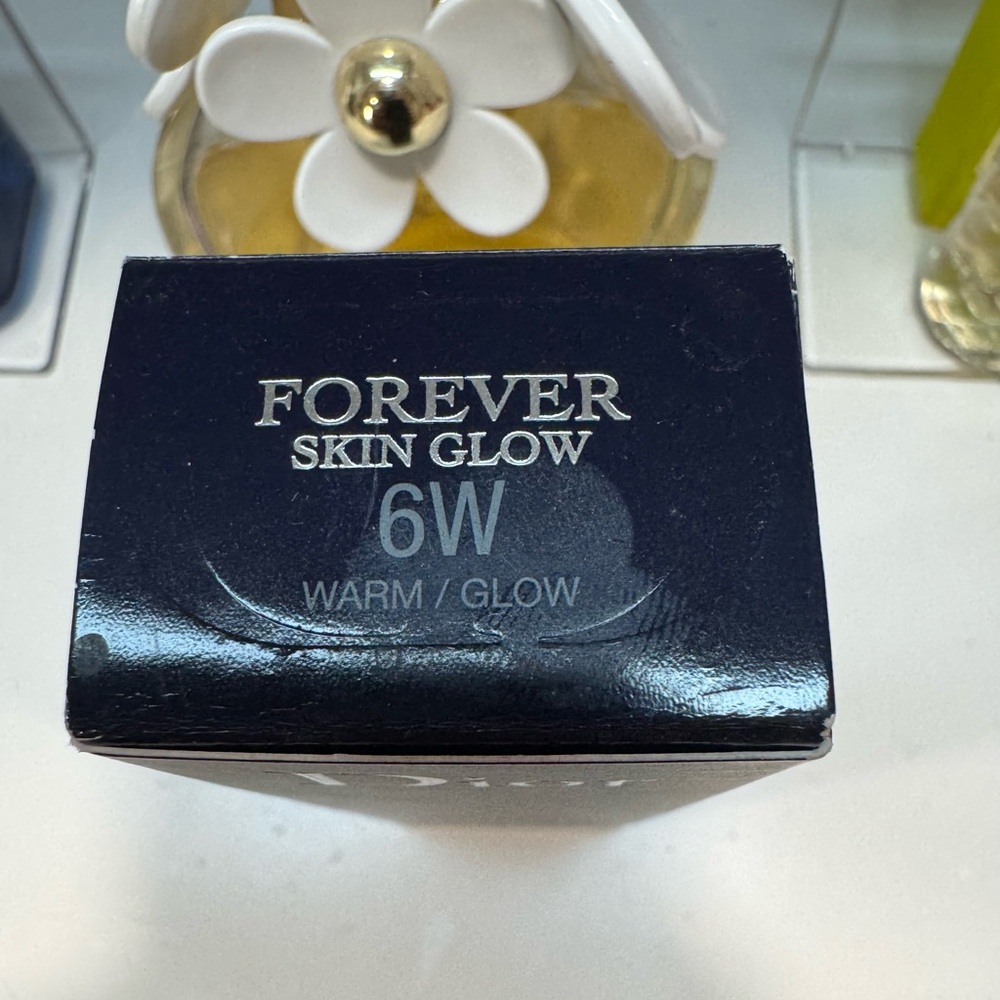 Dior Forever Skin Glow Foundation- 6W - Picture 2 of 3